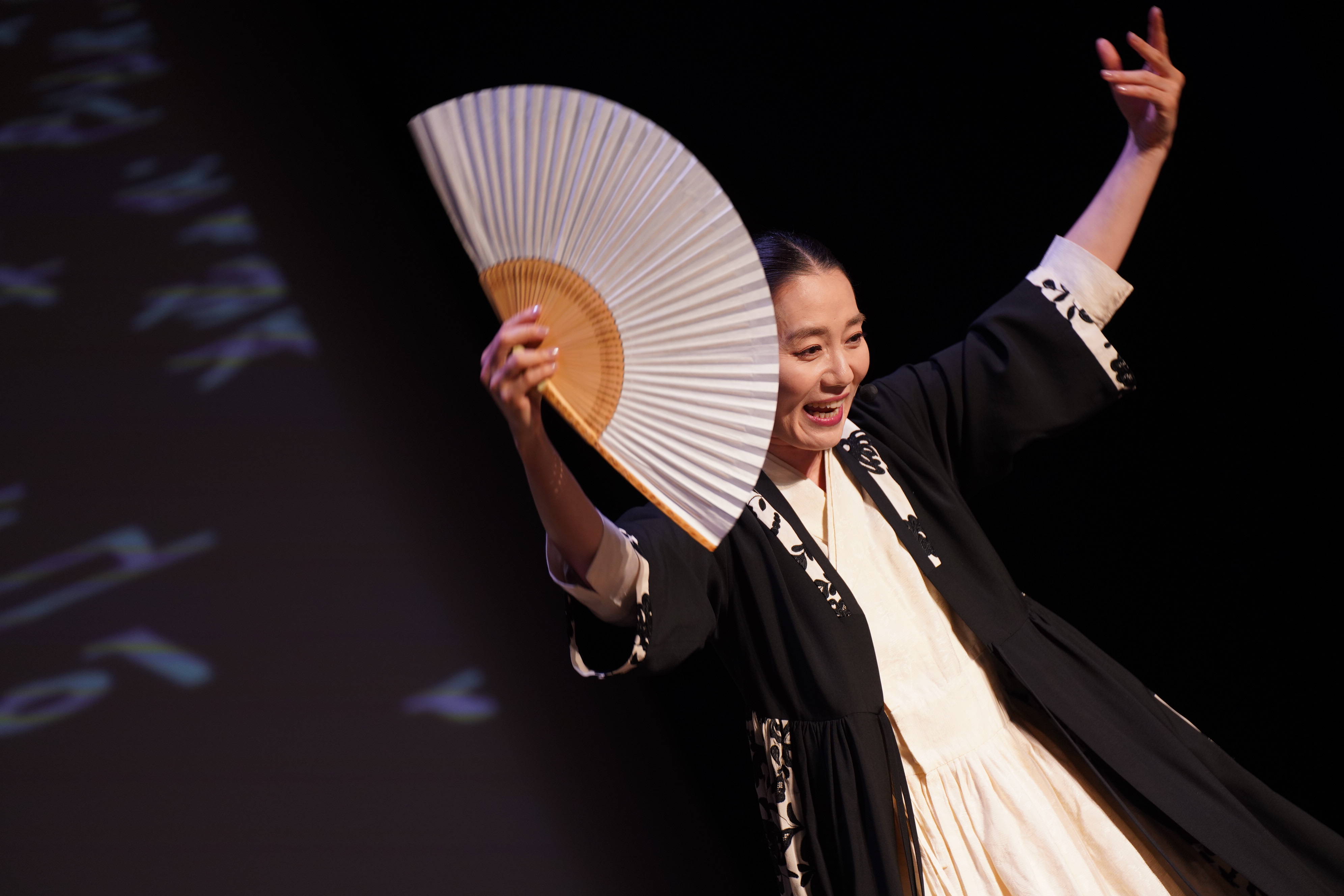 IPKOASON成員歌者李勝熙(이승희，Lee, Seung-Hee)現場演唱盤索里，舉手投足間散發出十足的戲劇張力-1